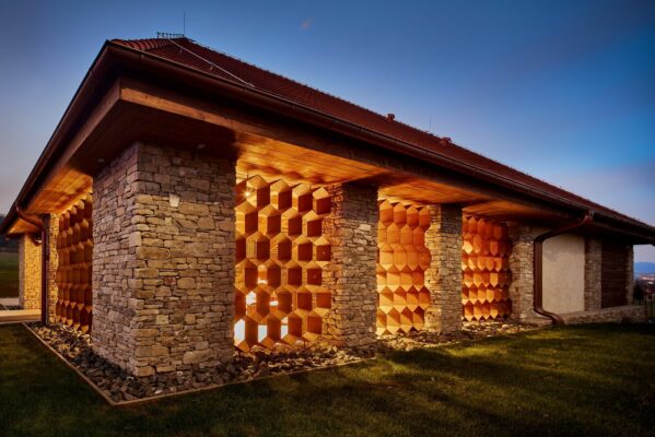 Budova je prerobená bývalá farská stodola, ktorá tu stála viac ako 200 rokov.