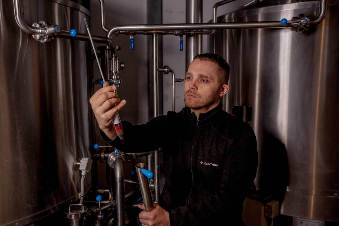 Potom pokračuje práca medovinára.