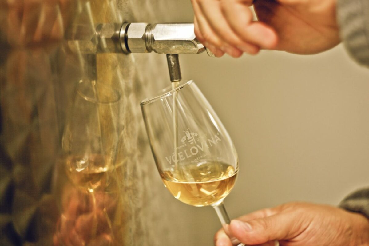 Ušľachtilé kvasinky vytvárajú mladú medovinu.